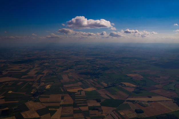 Photo gratuite vue aérienne du ciel bleu avec des nuages blancs flottant au-dessus des champs