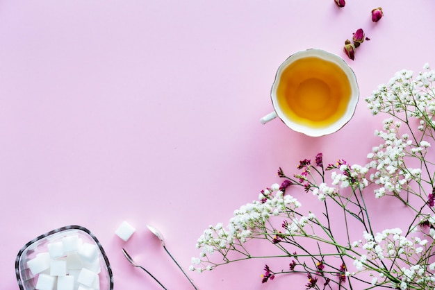 Vue aérienne du concept de décor féminin boisson chaude thé