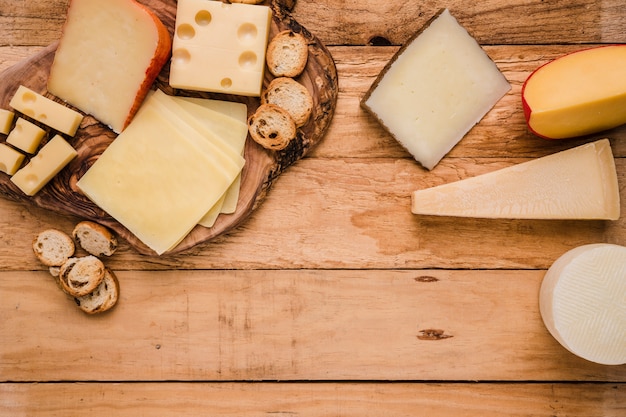 Vue aérienne du fromage frais vif disposé sur une surface en bois