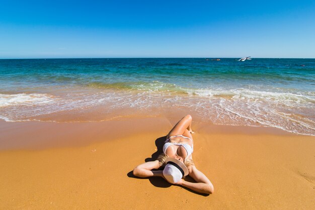 Vue aérienne du haut de la femme en maillot de bain Bikini se détendre et bronzer sur la plage