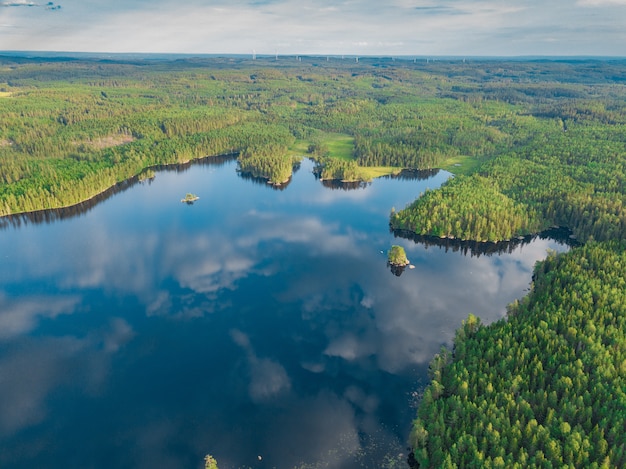 Vue aérienne du lac Vanern entouré de verdure incroyable en Suède