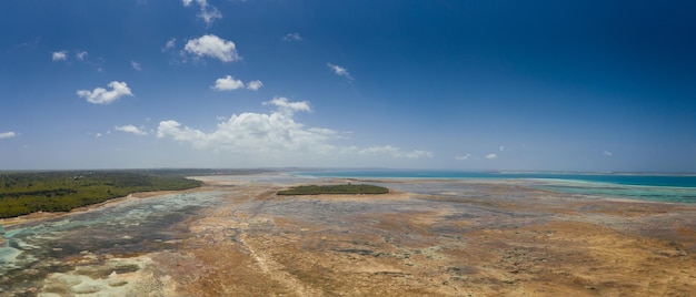 Photo gratuite vue aérienne du littoral et des fonds marins de l'île de zanzibar tanzanie afrique