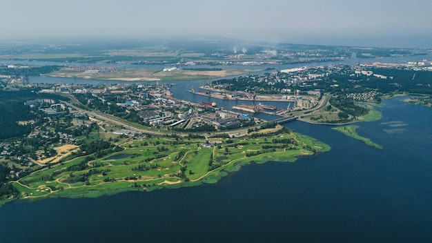 Vue aérienne du littoral près du village