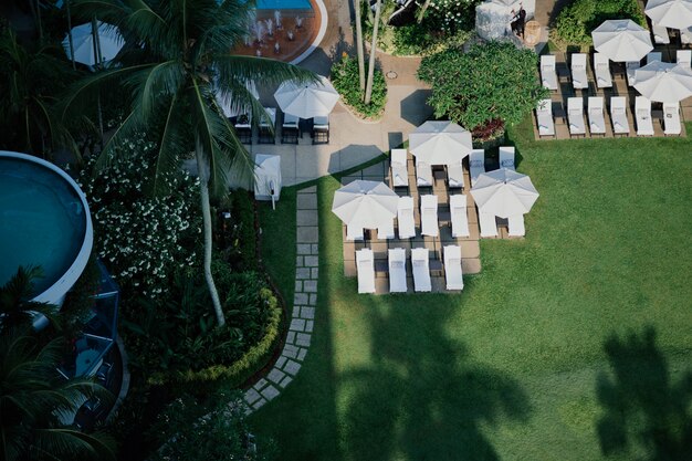 Vue aérienne du magnifique porche avec parasol et chaises longues