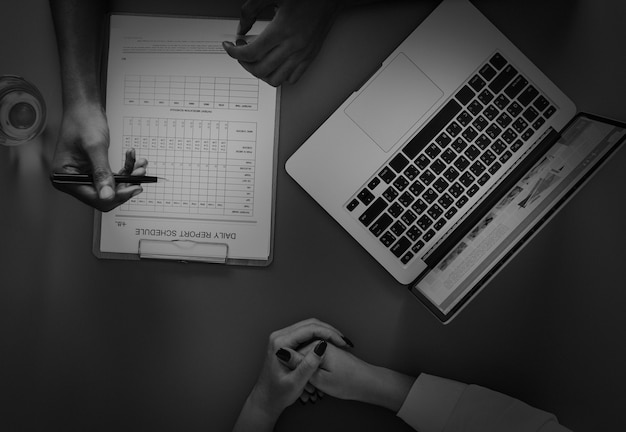 Photo gratuite vue aérienne du médecin rédigeant la liste de vérification du rapport quotidien du patient