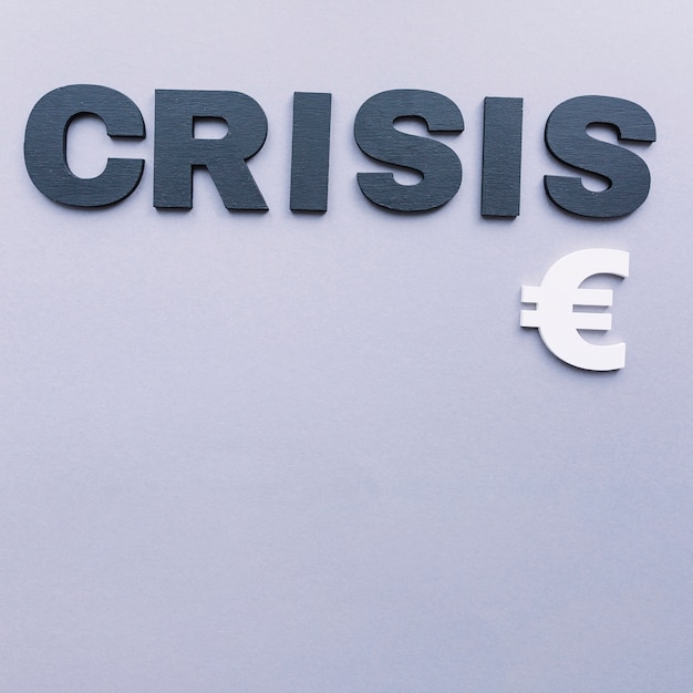 Vue aérienne du mot crise avec le signe de l&#39;euro sur fond gris