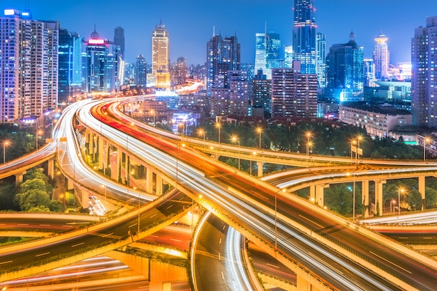 Vue aérienne du passage supérieur de Shanghai à la nuit