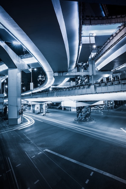 Vue aérienne du passage supérieur de Shanghai à la nuit