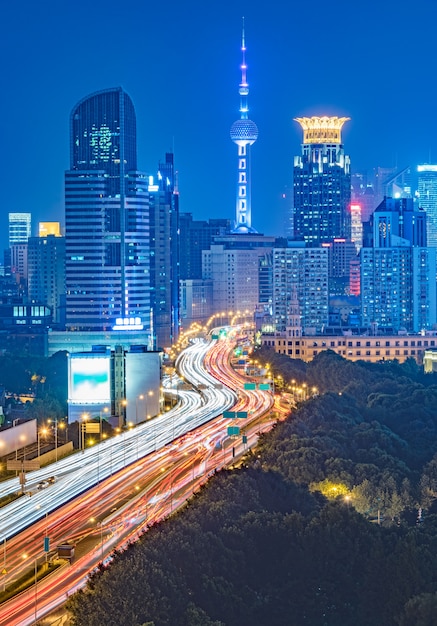 Vue aérienne du passage supérieur de Shanghai à la nuit