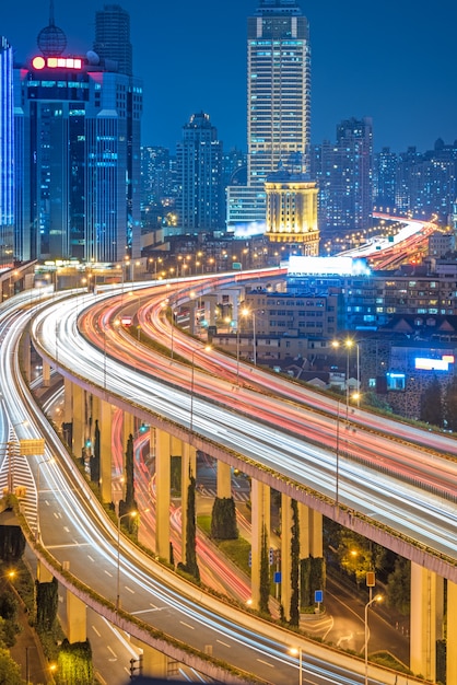 Vue aérienne du passage supérieur de Shanghai à la nuit