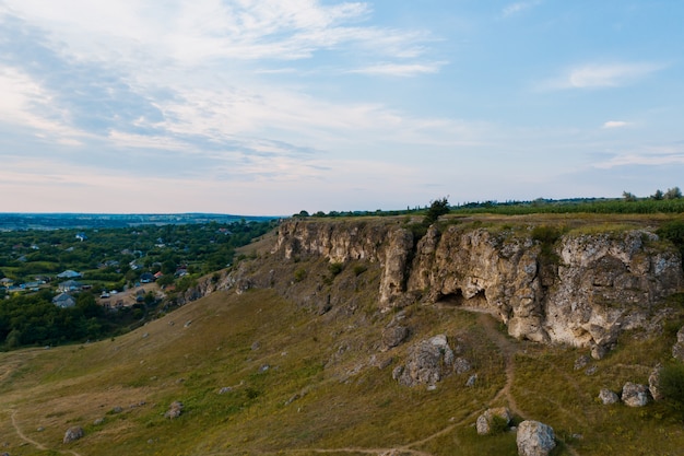 Vue aérienne du paysage pittoresque de terre, arbres, rochers, ciel reflété dans l'eau.