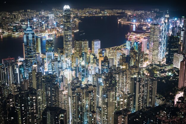 Vue aérienne du port de Victoria à Hong Kong la nuit