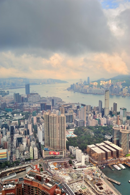 Vue aérienne du port de Victoria et ligne d'horizon à Hong Kong avec des gratte-ciel urbains.