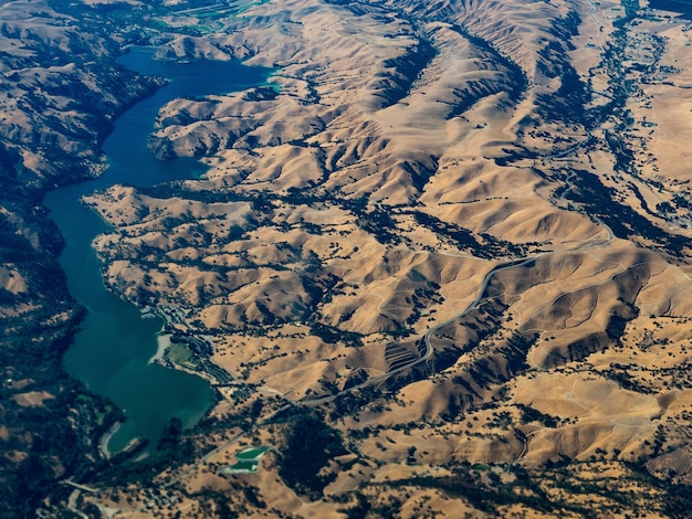 Photo gratuite vue aérienne du réservoir don pedro, californie