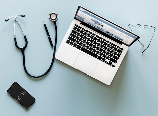 Vue aérienne du stéthoscope médecin et ordinateur portable