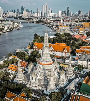 Vue aérienne du temple wat arun à bangkok en thaïlande pendant le verrouillage de la quarantaine covid pendant la journée