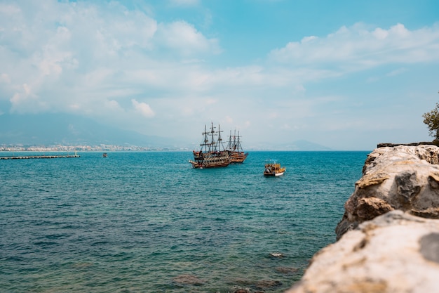 Vue aérienne du voilier dans la baie de la mer Méditerranée