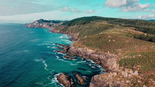 Vue aérienne de falaises rocheuses près d'un paysage marin turquoise