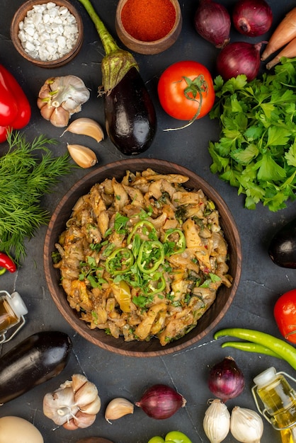 Vue aérienne de la farine d'aubergine légumes frais paquet vert poivre sur fond de couleur sombre