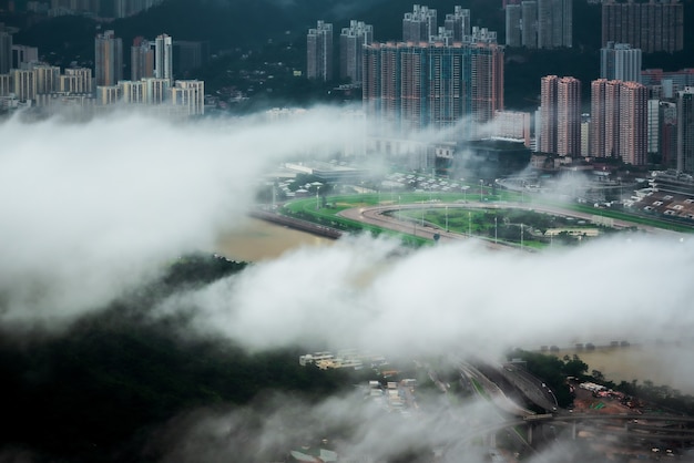 Vue aérienne fascinante de la ville de Hong Kong à travers les nuages