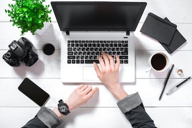 Vue aérienne d'une femme d'affaires travaillant à l'ordinateur au bureau. Place pour votre texte. Idéal pour blog. mise à plat sur fond blanc