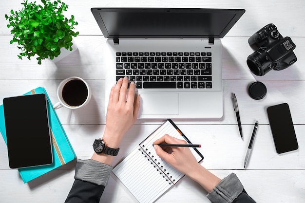 Vue aérienne d'une femme d'affaires travaillant à l'ordinateur au bureau. Place pour votre texte. Idéal pour blog. mise à plat sur fond blanc