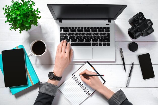 Vue aérienne d'une femme d'affaires travaillant à l'ordinateur au bureau. Place pour votre texte. Idéal pour blog. mise à plat sur fond blanc