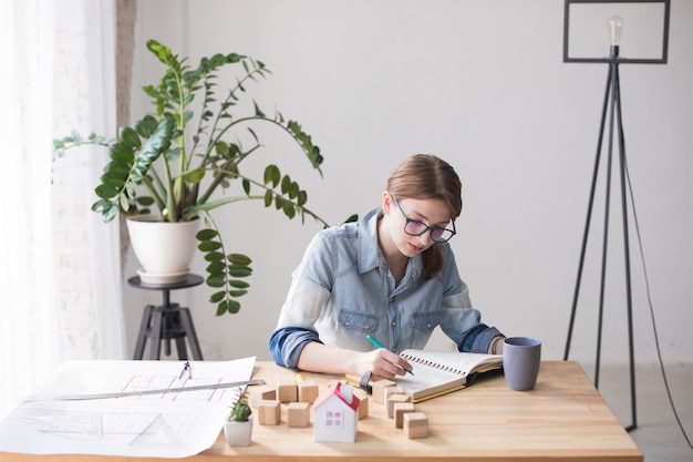 Vue aérienne d&#39;une femme agent immobilier travaillant au bureau