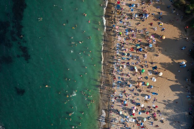 Vue aérienne de la foule de gens sur la plage