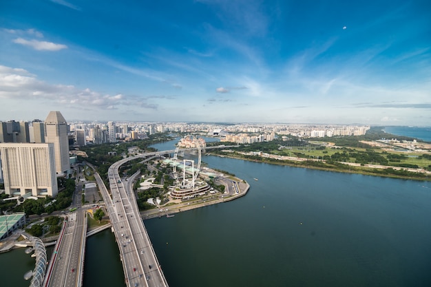 Une vue aérienne de Gardens by the Bay à Singapour. Gardens by the Bay est un parc de 101 hectares de terres récupérées