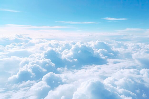 vue aérienne de grands nuages blancs sur le ciel bleu