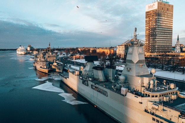 Vue aérienne de gros navires militaires dans un port en hiver