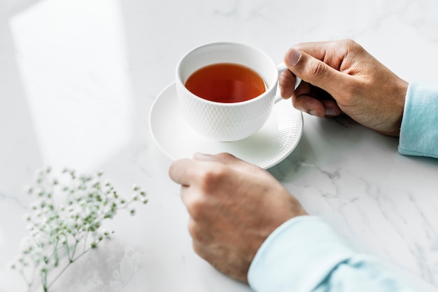 Vue aérienne d&#39;un homme avec une tasse de thé