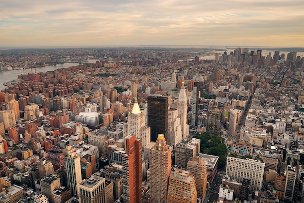 Vue aérienne d'horizon de coucher du soleil de Manhattan