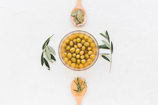 Vue aérienne de l&#39;huile d&#39;olive aux herbes sur fond blanc