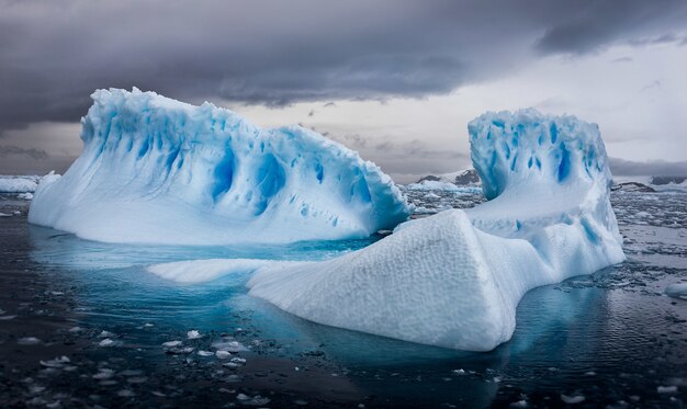 Vue aérienne d'icebergs en Antarctique sous un ciel nuageux