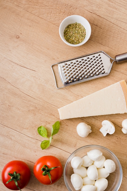 Photo gratuite vue aérienne d'ingrédients frais pour pizza sur un bureau en bois