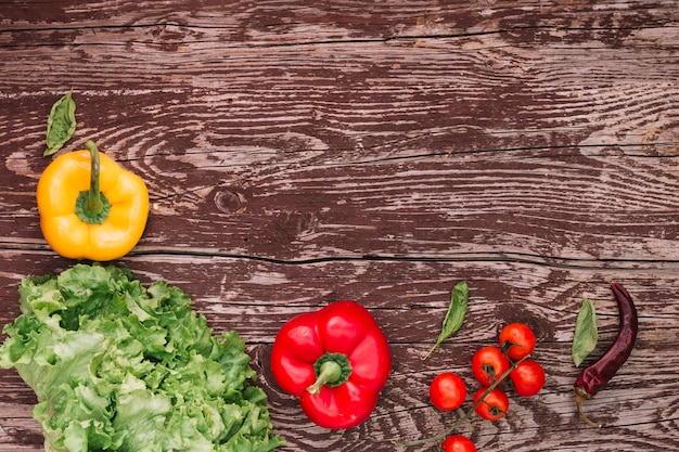 Photo gratuite vue aérienne d'ingrédients de salade fraîche sur une table en bois patinée