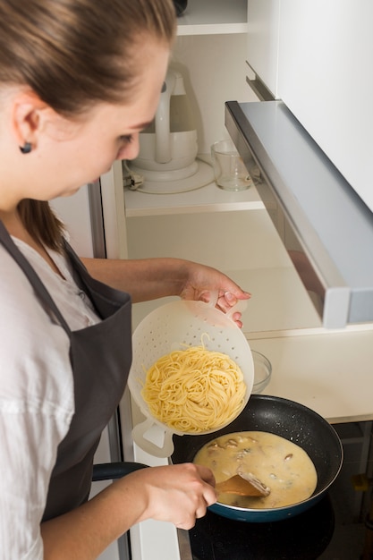 Vue aérienne, de, une, jeune femme, préparer, spaghetti, dans cuisine