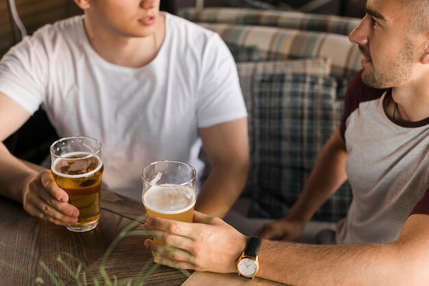 Vue aérienne de jeunes amis tenant un verre de bière