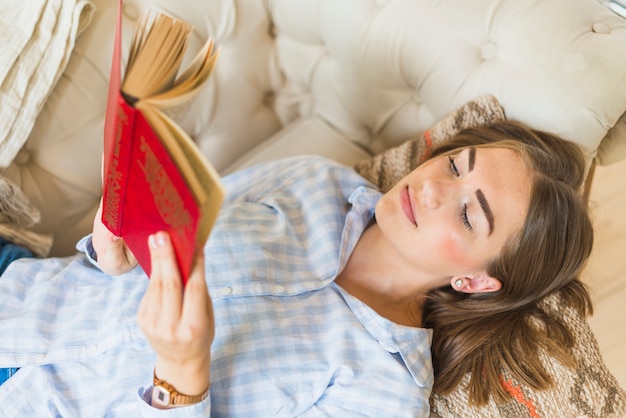 Vue aérienne d&#39;une jolie femme tenant un livre rouge