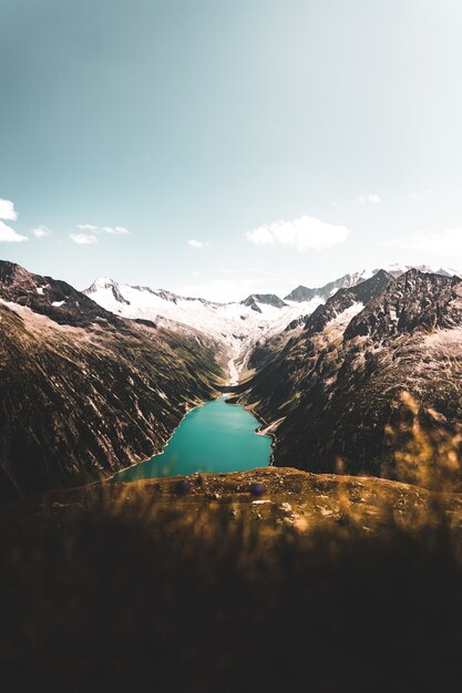 Vue aérienne d'un lac entre les montagnes