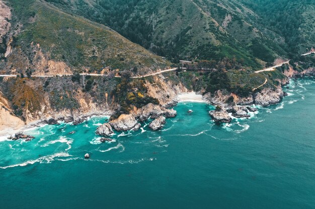 Vue aérienne de la magnifique côte rocheuse de la mer par une journée ensoleillée