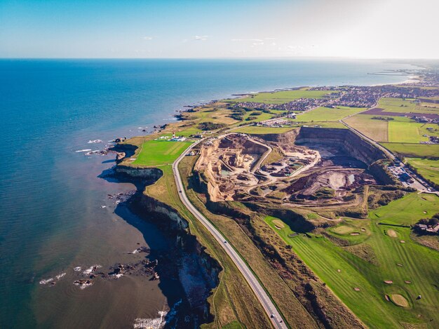 Vue aérienne d'une mer bleue claire et d'un rivage herbeux