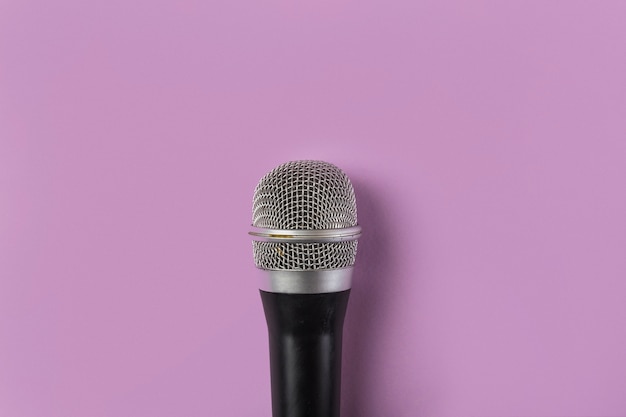 Vue aérienne, microphone, fond rose