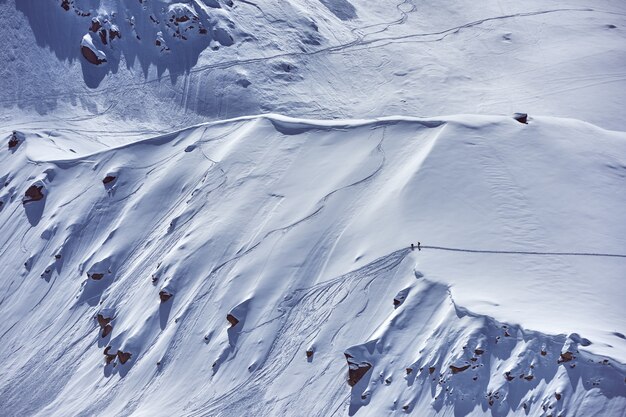 Vue aérienne d'une montagne couverte de neige blanche en hiver