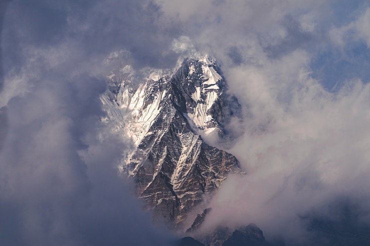 Photo gratuit vue aérienne de la montagne de l'himalaya au-dessus des nuages