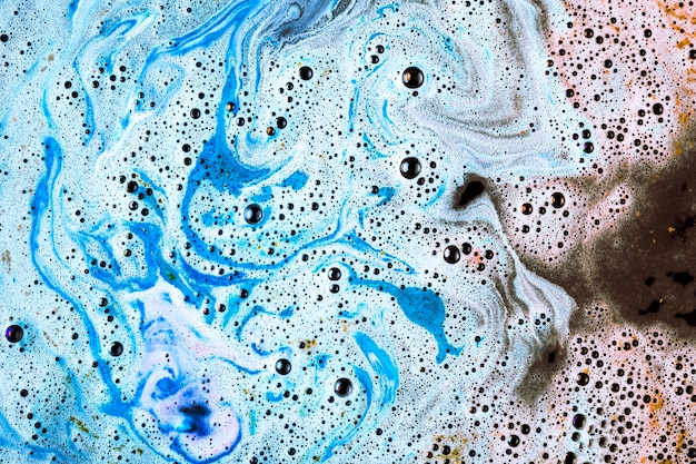 Une vue aérienne de la mousse bleue de la bombe de bain dans l&#39;eau