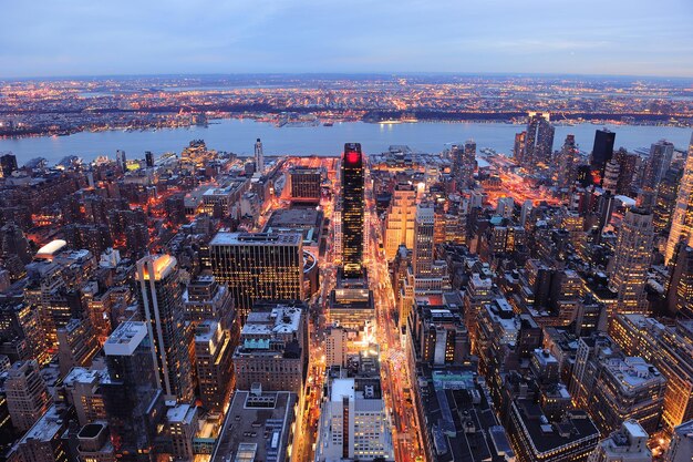 Vue aérienne de New York City Manhattan skyline au crépuscule