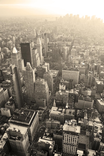 Vue aérienne de New York City Manhattan skyline noir et blanc avec des gratte-ciel et de la rue.